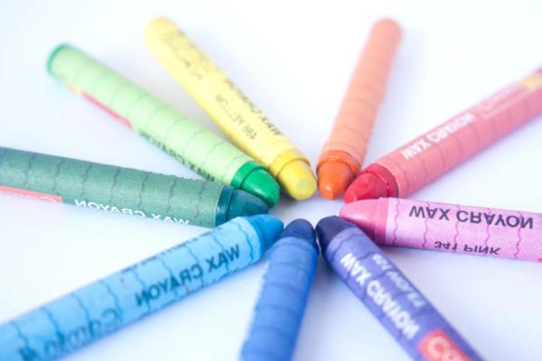 crayons in rainbow order